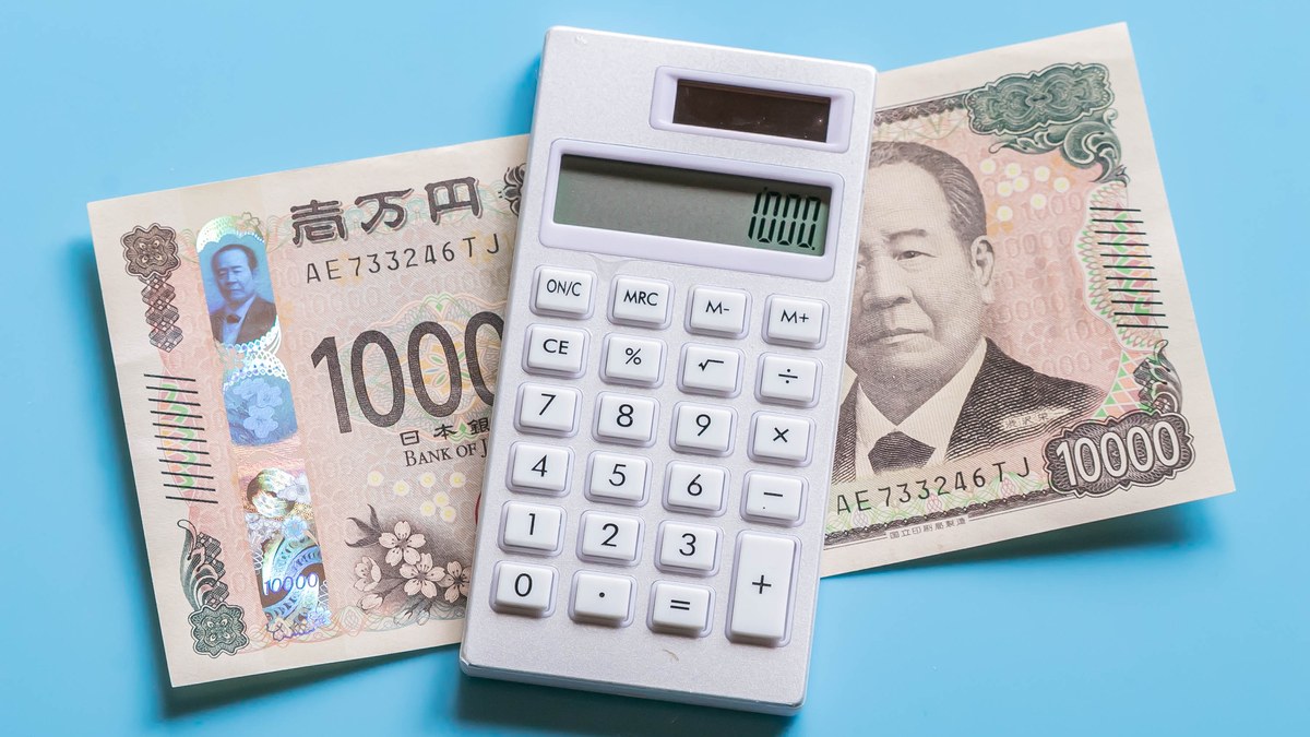 新一万円札と電卓（費用を計算するイメージ）