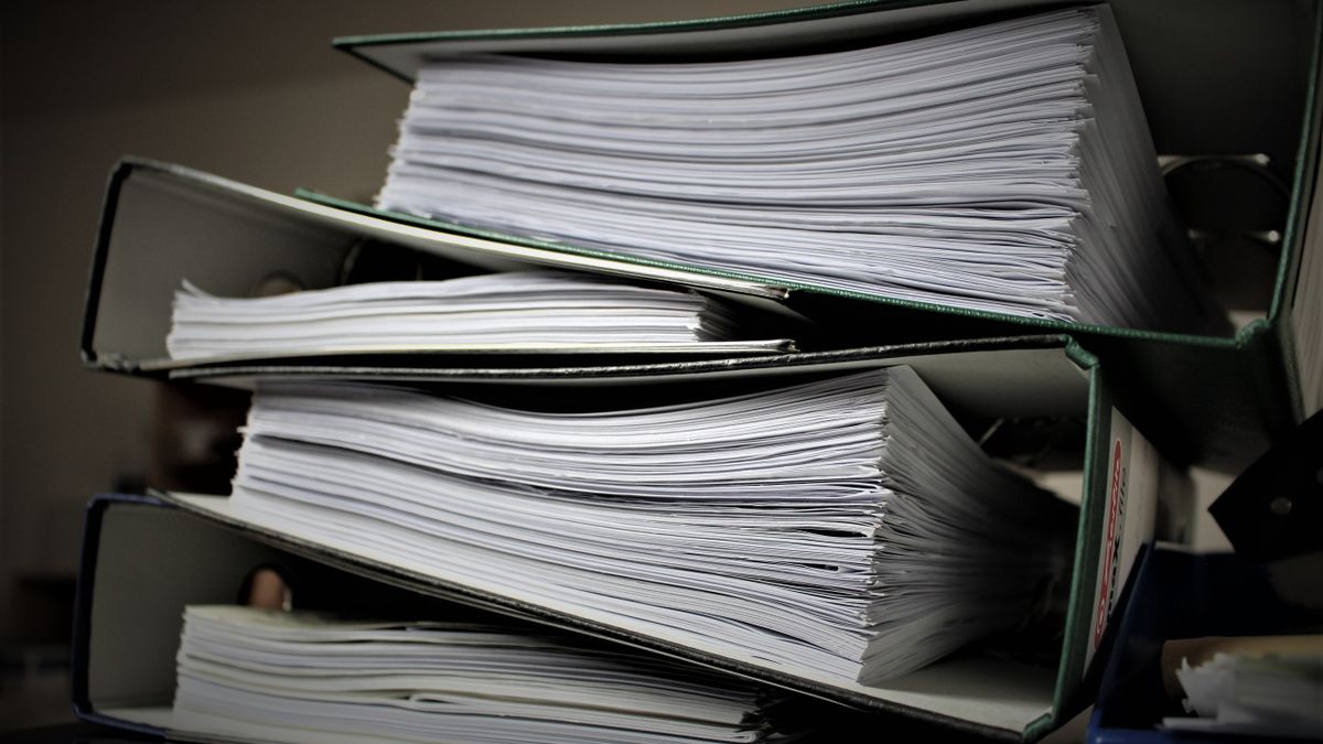 積み重なった書類ファイル